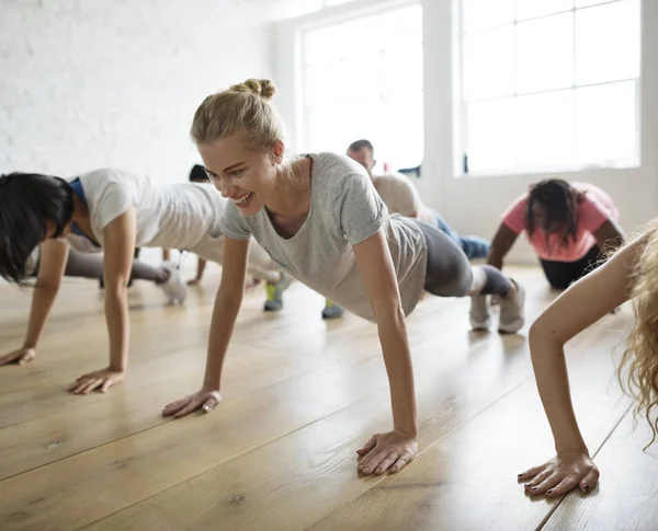 Esercizio delle persone in classe — Foto Stock