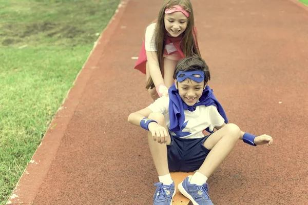 Kostümlü çocuklar süper kahramanlar.