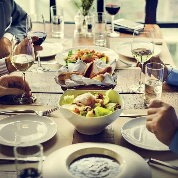 Gente Comer en restaurante — Foto de Stock