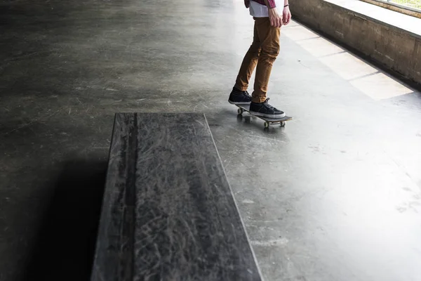 Junge skateboardet auf der Straße — Stockfoto