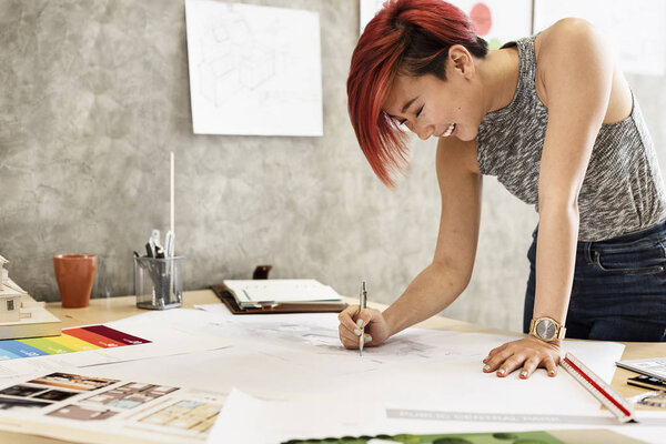  архитектор, работающий над проектом
