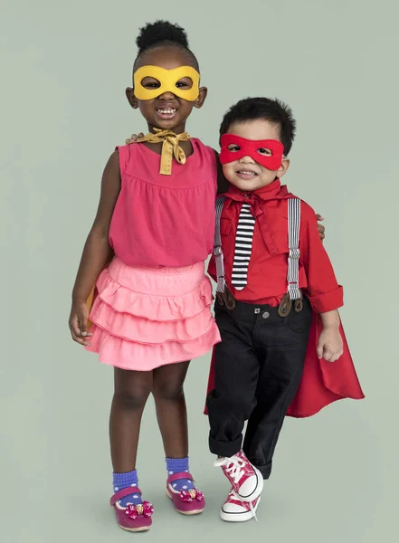 Menino e menina em trajes de super-herói — Fotografia de Stock