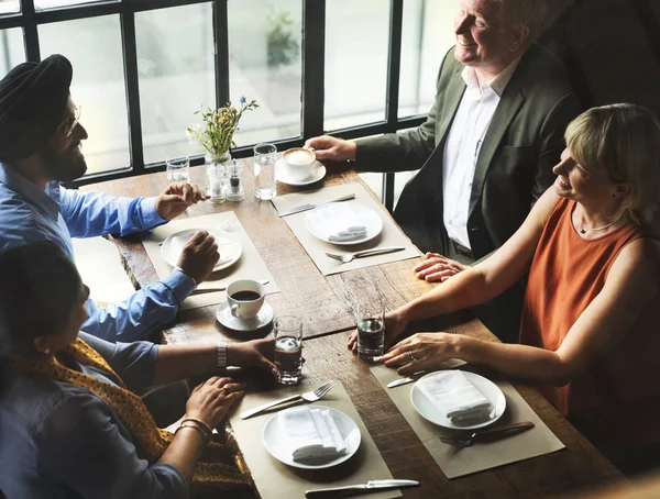 Zakenmensen bij bijeenkomst in restaurant — Stockfoto