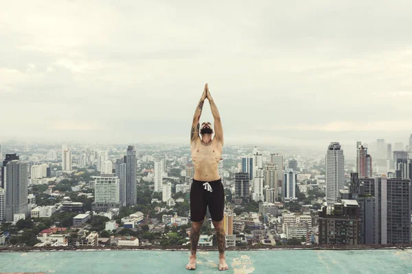 Muž cvičí jógu — Stock fotografie