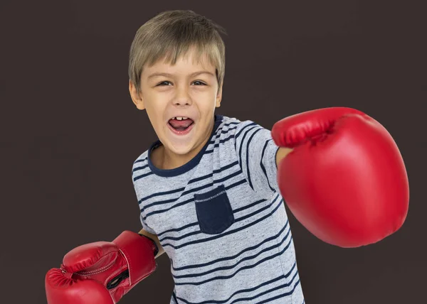 Niño usando guantes de boxeo —  Fotos de Stock