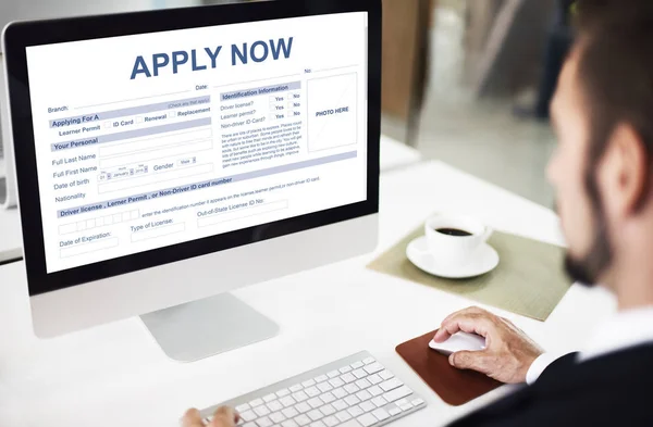 Geschäftsmann arbeitet im Büro — Stockfoto