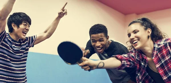 Diversidad amigos jugando ping pong —  Fotos de Stock