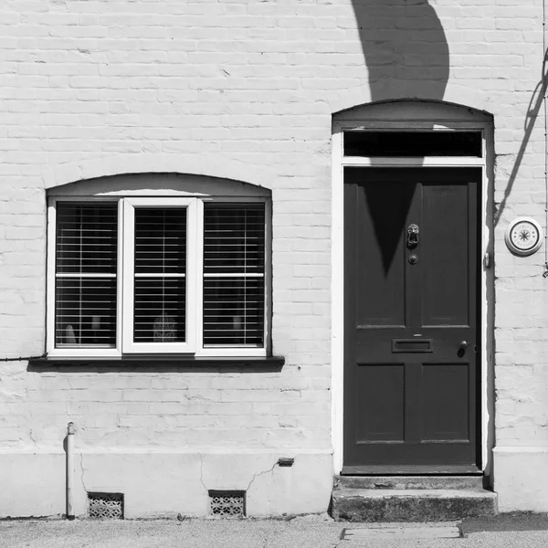 Maison en brique avec porte et fenêtre — Photo