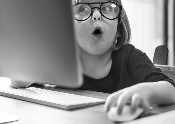 Κορίτσι που χρησιμοποιεί υπολογιστή — Φωτογραφία Αρχείου
