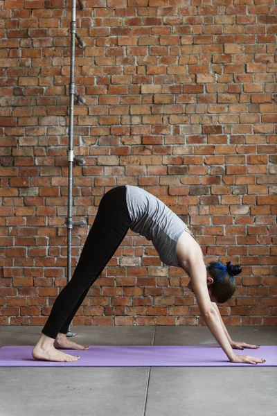 Vrouw doen yoga training oefening — Stockfoto