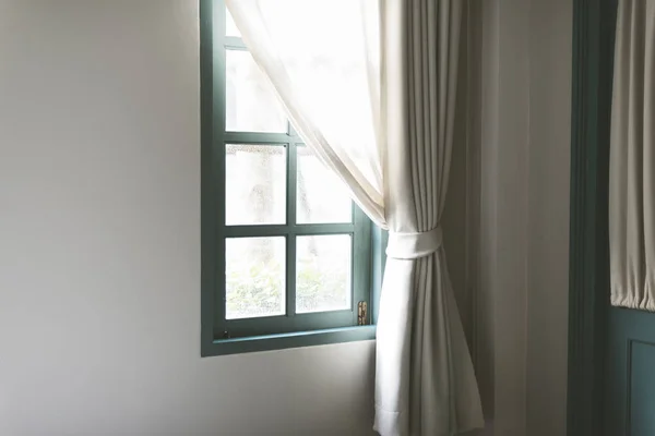 Janela casa com cortinas — Fotografia de Stock
