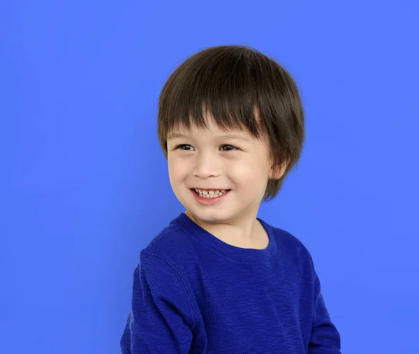 Милый азиатский мальчик улыбается — стоковое фото