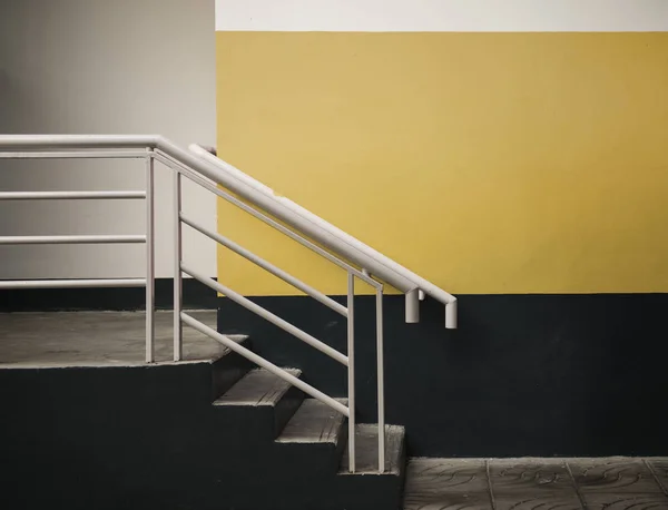 Escaleras y paredes de colores en la casa — Foto de Stock