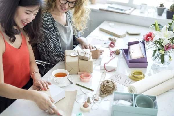 Vrouwen verpakking Gift aanwezig — Stockfoto