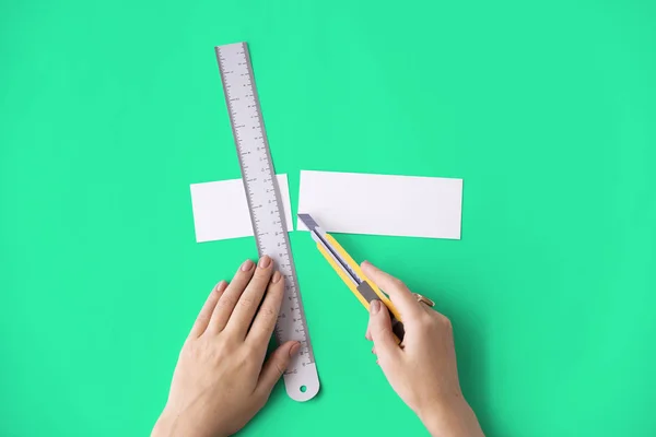 Hands cutting slip of paper — Stock Photo, Image