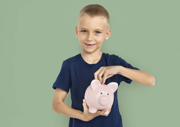 小さな男の子持株 piggybank — ストック写真