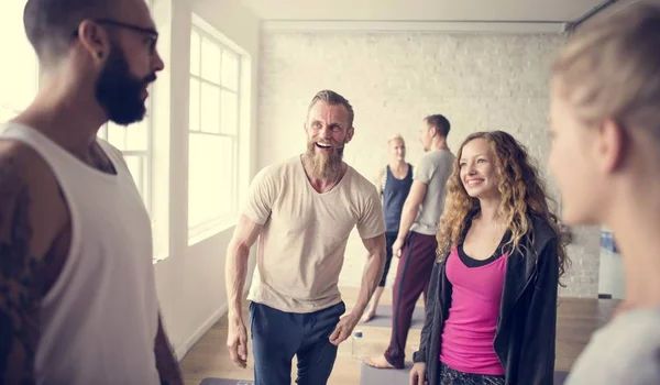 Le persone che chattano prima dell'esercizio — Foto Stock