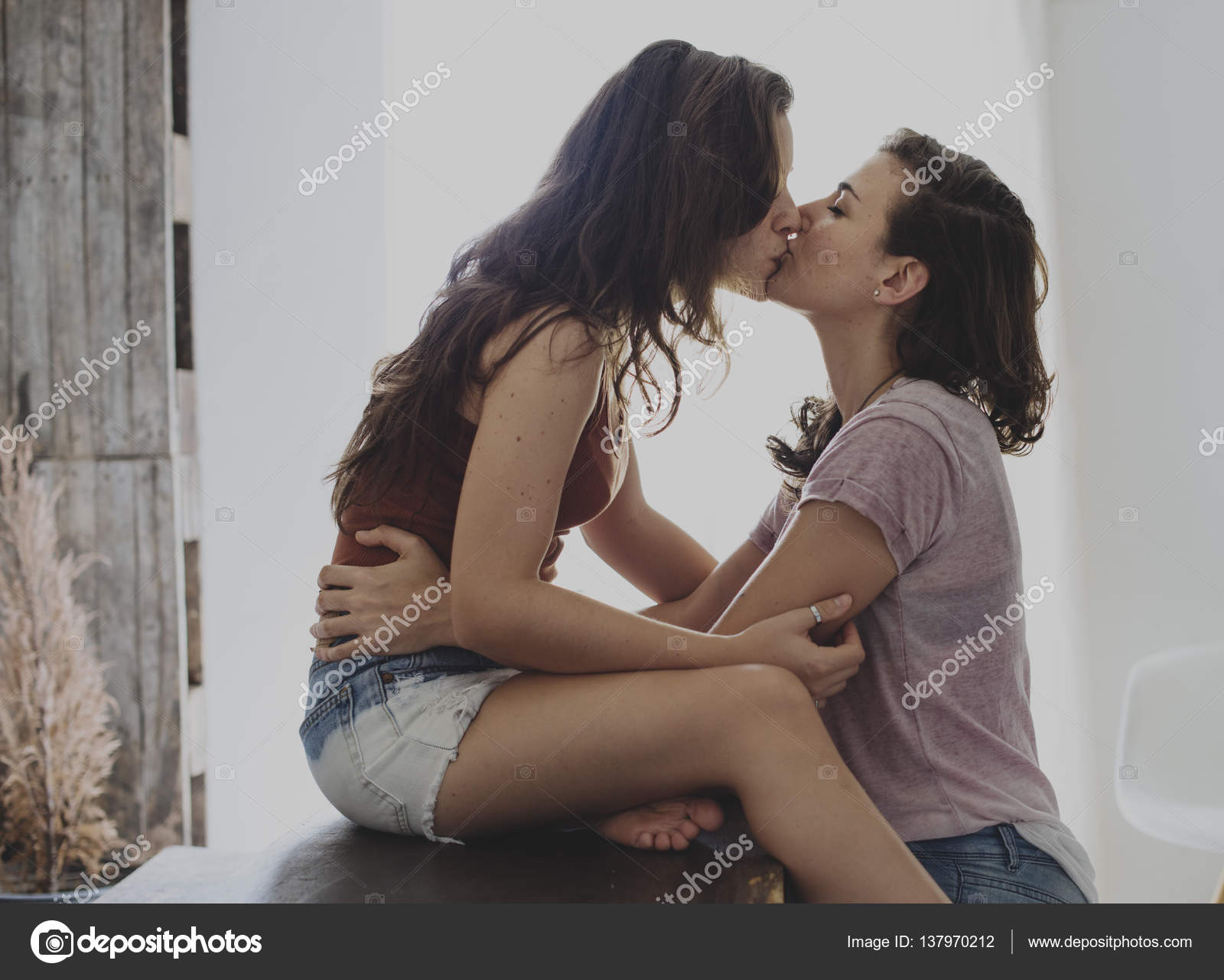 Dykes Kissing