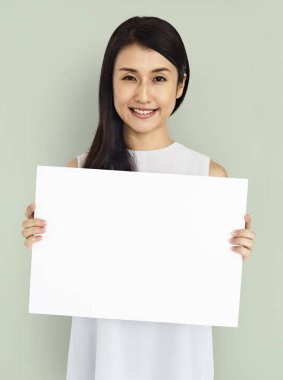 Asyalı kadın holding kağıt boş