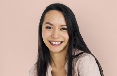 Uzun saçlı genç bir kadın.