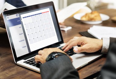 tipik dizüstü klavye üzerinde iş adamı