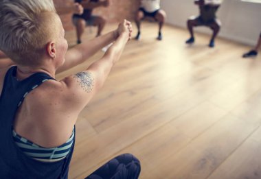 İnsanlar egzersiz sınıfında