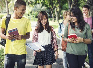 çeşitlilik öğrencilerin yürüyüş ve gülümseyen