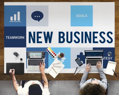 dizüstü bilgisayarlarda çalışan insanlar