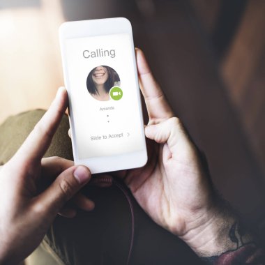 Akıllı telefon kullanan adam