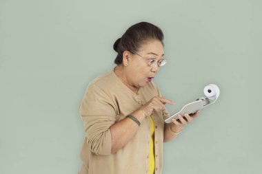 Hesap makinesinde muhasebe kadın