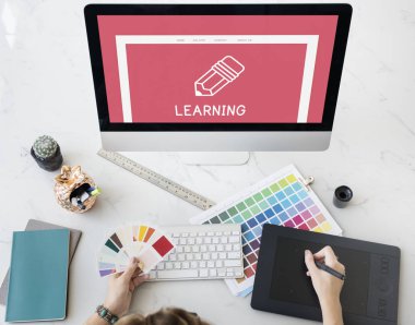 bilgisayarda çalışan tasarımcı