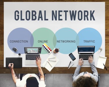 dizüstü bilgisayarlarda çalışan insanlar