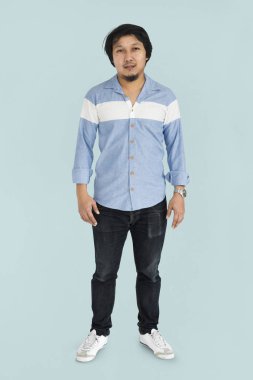 Stüdyoda poz veren adam