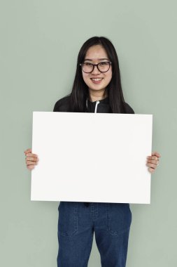 Boş boş tutan kız