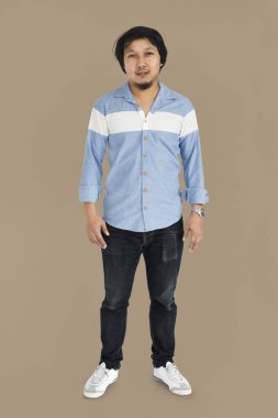 Asya stüdyoda poz adam