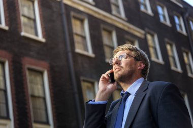 smartphone üzerinde konuşan işadamı 