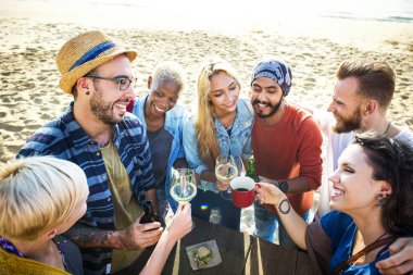 Sahilde içme insanlar