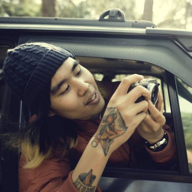 Fotoğrafçı fotoğraf makinesi ile çekim
