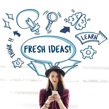 Akıllı telefon kullanan genç bir kadın.