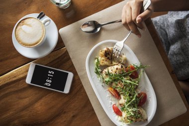 kahve ile masada yemek kişi