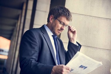 işadamı okuma gazete