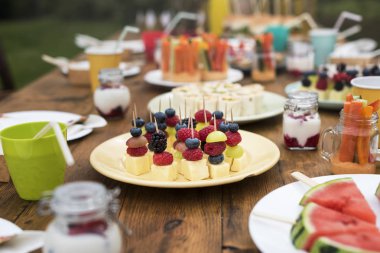 tablo üzerinde çeşitli yemekler
