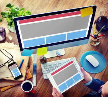 Dijital tablet kullanan adam