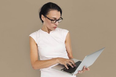 İş kadını Laptop 'ta çalışıyor