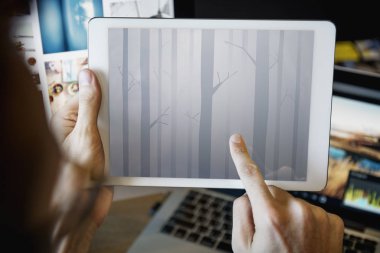 Dijital tablet kullanan adam