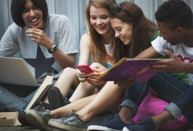 Arkadaşlar birlikte vakit geçiriyorlar.