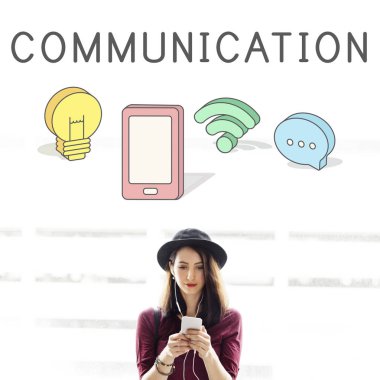 Akıllı telefon kullanan genç bir kadın.