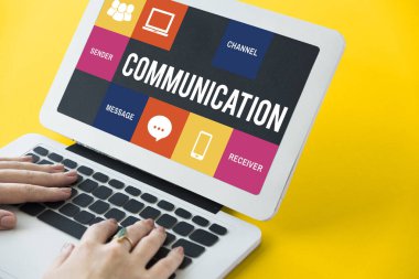 Dizüstü bilgisayarda çalışan kadın