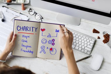 Kadın kitap okuyor.