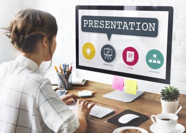 bilgisayar ile çalışan kadın 